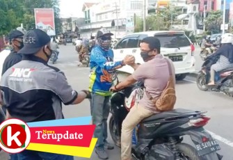 YNCI Kota Lhokseumawe Bagi Masker ke Pengguna Jalan