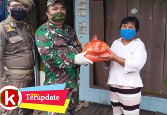 Babinsa Koramil 02/Sawah Besar Bagikan Sembako Swadaya Koramil