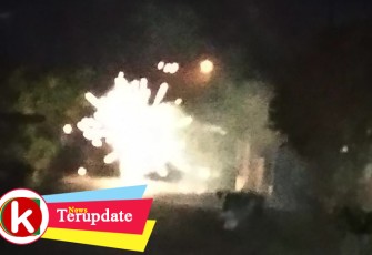 Percikan kembang api menyala malam 27 Ramadhan di Aceh Singkil.