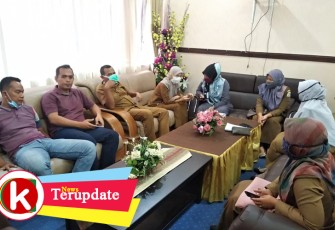 Para Honorer Dinas Lingkungan Hidup Aceh Singkil yang dirumahkan diruang tunggu hendak menemui Bupati Dulmusrid.