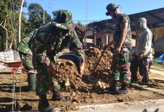 Sertu Hariyadi Lakukan Penimbunan Tanah Mushola dengan Ember di TMMD 108