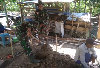 TNI dan Warga Gali Tanah untuk Pembuatan MCK Sugeng
