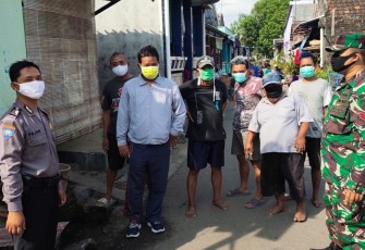 Babinsa Bersama Bhabinkamtibmas Sosialisasikan Pentingnya Penggunaan Masker Bagi Warga