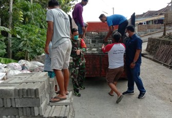Rumah Wiji DIlakukan Pengedropan Batu Batako Bahan Rumah