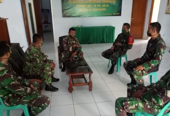 Danramil 05/Pasar Kliwon Kodim 0735/Surakarta Kapten Cpl Warji saat kegiatan apel pagi bersama sejumlah anggota. (Foto : Istimewa)