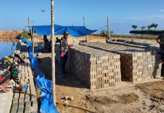 Satgas TMMD 108 Buat Paving Block Sendiri