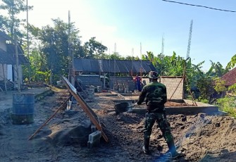 Koptu Rudi Lakukan Pengayakan Pasir