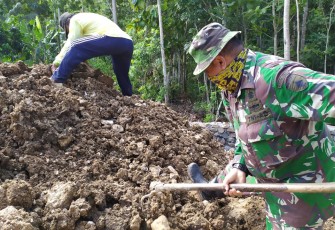 Pelda Exwan Bersama Warga Ratakan Tanah Halaman Mushola