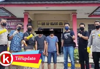 Dua begal (tengah diborgol) saat diamankan beserta barang bukti sajam