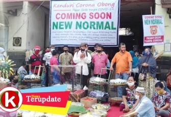 Komunitas Paguyuban Pasar Gede (KOMPPAG) Solo saat menggelar kenduri 'Obong Corona'.