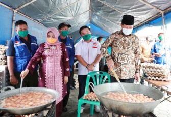Plt Gubernur Provinsi Kepri Isdianto Berkunjung ke Dapur Umum untuk Membantu Masyarakat