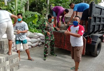 Warga Bantu Turunkan batako Secara Estafet