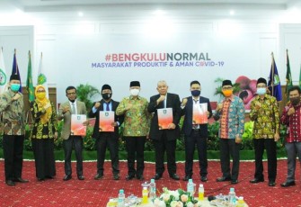 Tim Konsultan Hukum Pemprov Bengkulu saat terima SK