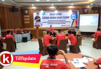 Kepala BNNK Lhokseumawe AKBP. Fakhrurozi saat memberi materi  kepada 25 pemuda yang kreatif yang berasal dari gampong di kota lhokseummawe