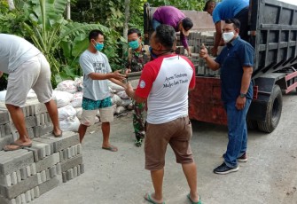 Mari Kita Mengintip Makna Tulisan di Kaos yang Dipakai Orang Ini
