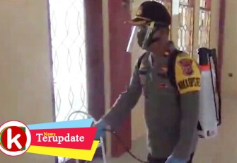 Anggota Polres Bitung Semprot Disinfektan di Tempat Ibadah