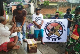 Babinsa bersama komunitas GRK saat Giat Bakti Sosial Bagi Sembako