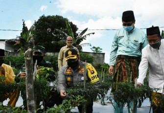 Kapolres Tanjungpinang saat meninjau lokasi ketahanan pangan di Desa Sidomulyo