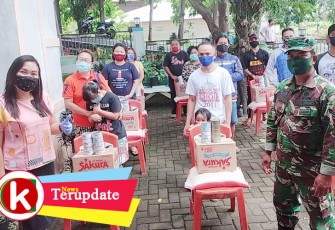 Lurah kadoodan Oike Makalew SE bersama Babinsa Sertu Jhon Salibana saat salurkan bantuan sosial sembako kewarga yang terdampak covid-19