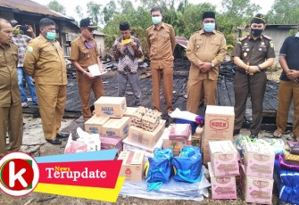 Bupati Aceh Singkil Dulmusrid didampingi Wakil Bupati Sazali bersama Kajari dan Para Kepala Dinas setempat dan Camat Singkil saat menyerahkan bantuan masa panik kepada korban kebakaran Singkil.