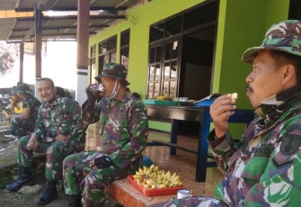 Nikmatnya Serda Jaeni Makan Pisang Saat Istirahat