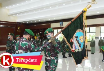 Sertijab Danrem 074/Warastratama dari Brigjen TNI Rafael Granada Baay kepada Kolonel Inf Rano Tilaar di Aula Makodam IV/Diponegoro.