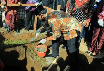 Bupati Bengkulu Utara Mian Lakukan Peletakan Batu Pertama Pembangunan Gapura Kerukunan Umat Beragama 