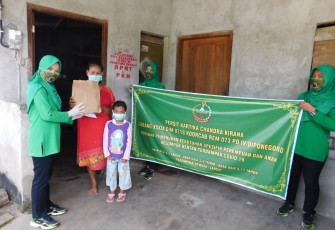 Pemberian paket bantuan untuk anak anak Desa Puri