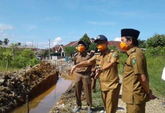 Plt Kepala Dinas PUPR Kota Bengkulu Noprisman Saat Meninjau Pembangunan Drainase 