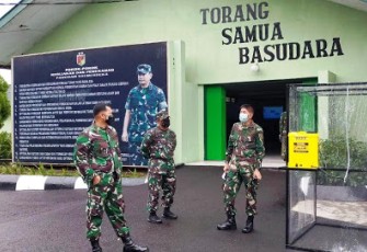 Dandim 1310/Bitung Pantau Langsung Prosedur Protokol Kesehatan Covid-19 Bagi Tamu Dan Anggota Yang Masuk Makodim