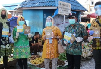 Kepala Dinas Perindustrian dan Perdagangan Kota Bengkulu Dewi Dharma dan BPOM Bengkulu Melakukan Pemeriksaan Makanan di Pasar Panorama Kota Bengkulu 