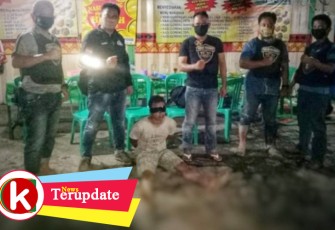 Tersangka (tengah) setelah berhasil ditangkap