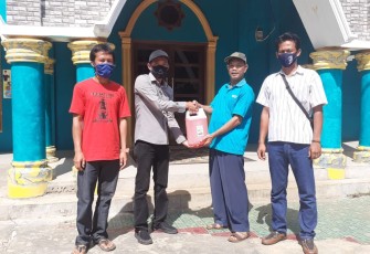 APSB Bagikan Hand Sanitizer dan Pasang Spanduk Imbauan Untuk Masyarakat 