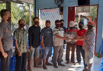 Kepala Desa Air Periukan Hajral Askani Menyerahkan Masker Kain Pada Warga Secara Simbolis 