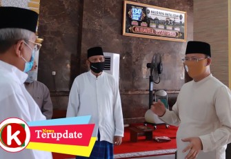 Gubernur Rohidin mengecek secara langsung kesiapan protokol kesehatan di Masjid Baitul Izzah