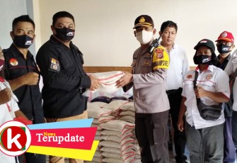 Wakil Ketua 1 DPD JPKP Bitung Serahkan bantuan yang diterima oleh Wakapolres Bitung Kompol Marganda Aritonang SH.SIK.MM
