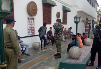  Aparat gabungan dari Koramil 04/Jebres, Polsek Jebres Satpol PP Kota Surakarta dan Linmas saat menggelar patroli dan sosialisasi terkait new normal.