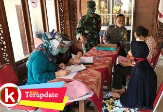 Pengamanan dan monitoring pembagian Bantuan Sosial Tunai (BST) tahap kedua di Pendopo Kelurahan Kepatihan Wetan Kecamatan Jebres Solo Jawa Tengah.
