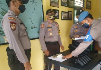 Periksa Kebersihan dan Kelengkapan Administrasi Senpi Personil Polres Lingga