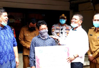 Wakil Bupati Bintan Dalmasri Syam saat menyalurkan bantuan secara simbolis