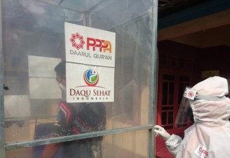 PPPA Daarul Qur'an Berbagi Baju Hazmat dan Bilik Antiseptik di Serayularangan
