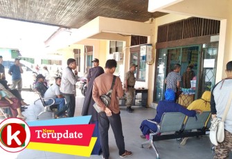 Sejumlah warga saat melakukan pengurusan administrasi kependudukan diKantor Disdukcapil Aceh Singkil.