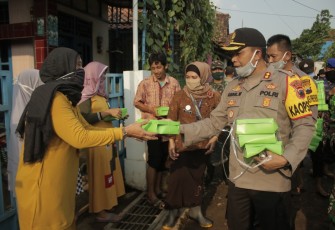 Kapolres Batang bagikan nasi kotak