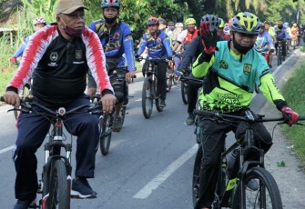 Bupati bersama jajarannya bersepeda santai dengan komunitas Sepeda Asahan ( 7/6).