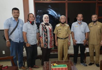 Aman foto bersama dengan bupati dan kadis kominfo asahan