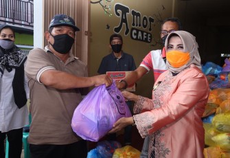 Plt Walikota Tanjungpinang Serahkan Sembako Gratis Tahap 2 di Sungai Jang dan Tanjung Ayun Sakti