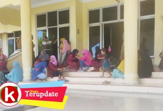 Sejumlah kaum hawa menduduki Kantor Bupati Aceh Singkil.