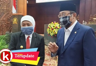 Wakil Ketua DPRD Jatim Sahat Tua Simanjuntak (kanan) bersama Gubernur Jatim Khofifah