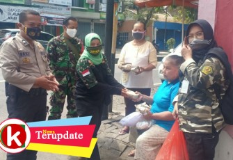 Pembagian Nasi Bungkus Kepada Warga Kurang Mampu