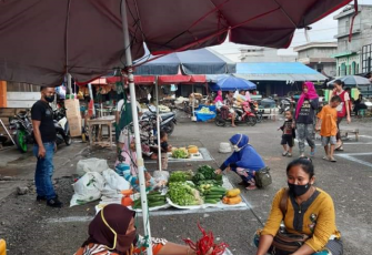 Pedagang dan Pembeli di Pasar Tradisional Bengkulu Selatan 